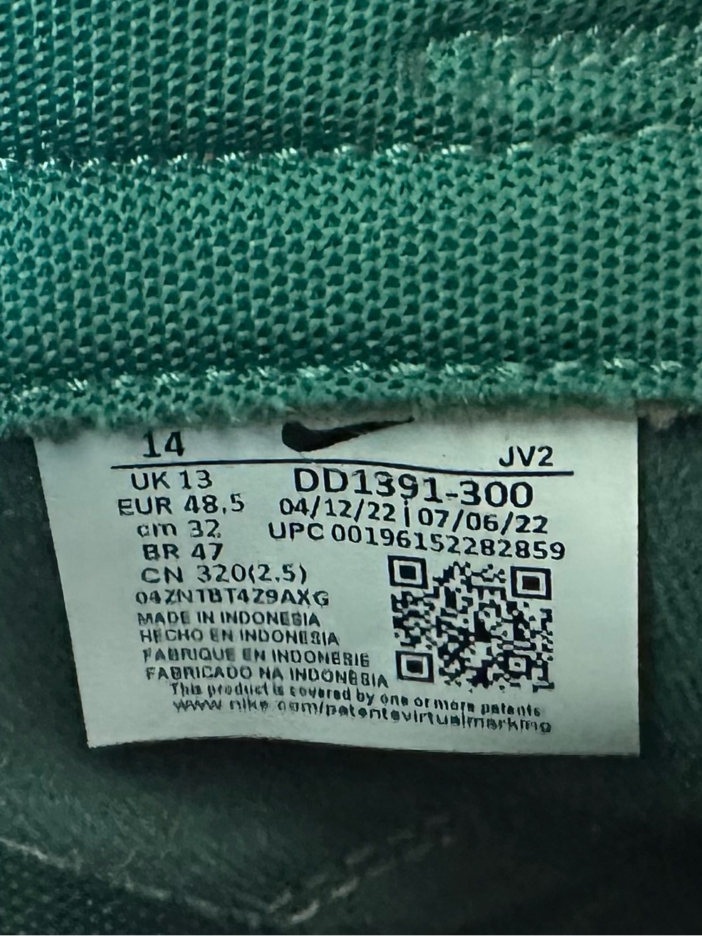 Nike Men’s Dunk Low ‘Miami Hurricane’ Retro Sneakers - Picture 11 of 11